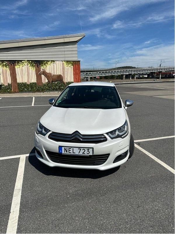 Vit Begagnad 2016 Citroën C4 Halvkombi | 105 000 kr (Marknadspris) - Bild 1/4