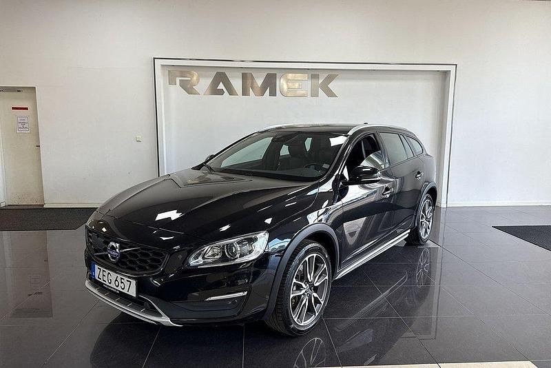 Svart Begagnad 2018 Volvo V60 CC Standard Kombi | 209 000 kr (Marknadspris) - Bild 1/4