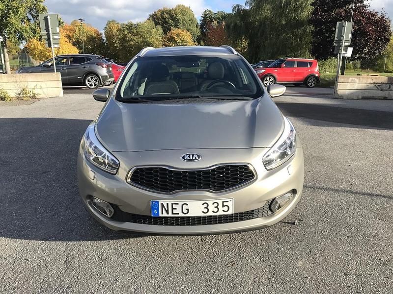 Grå Begagnad 2013 Kia Ceed Sportswagon Comfort Kombi | 76 400 kr (Marknadspris) - Bild 1/4