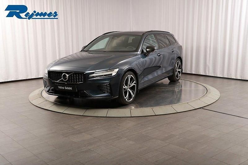Mörkblå (denim blue metallic) Begagnad 2024 Volvo V60 Plus Kombi | 479 900 kr (Lite dyr) - Bild 1/4