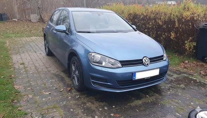 Blå metallic Begagnad 2015 VW Golf VII Halvkombi | 70 000 kr (Bra pris) - Bild 1/4