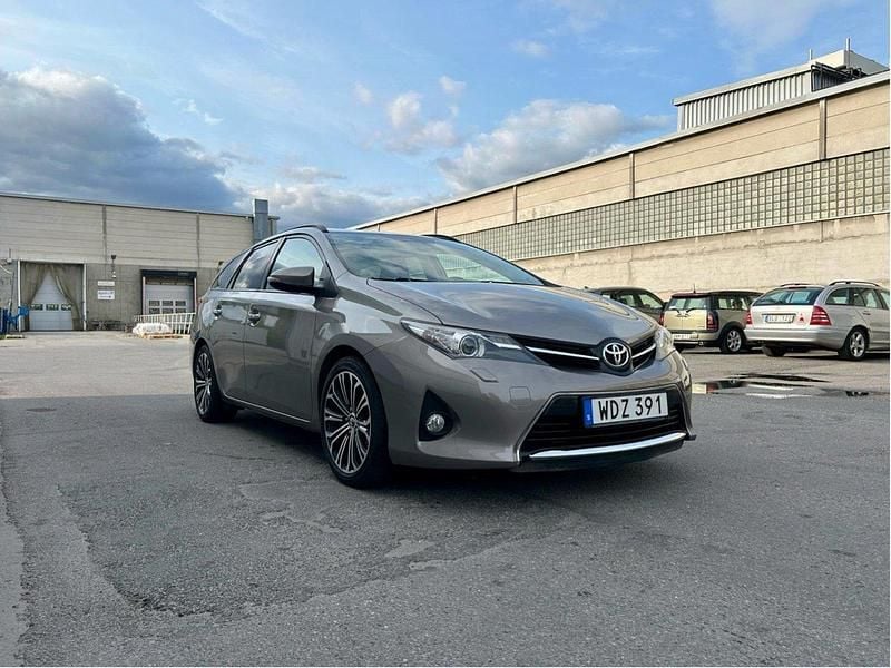 Brun Begagnad 2014 Toyota Auris Touring Sports Kombi | 105 000 kr (Marknadspris) - Bild 1/4
