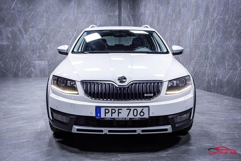 Begagnad Skoda Octavia Scout 184 HK (135 kW) 2016 Vit Kombi