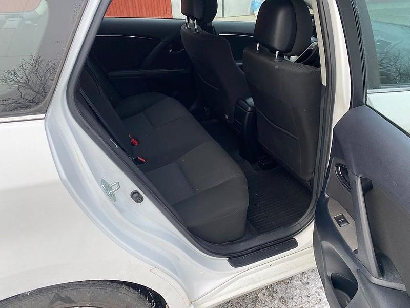 Begagnad Toyota Avensis Business Edition 152 HK (111 kW) 2009 Vit Kombi