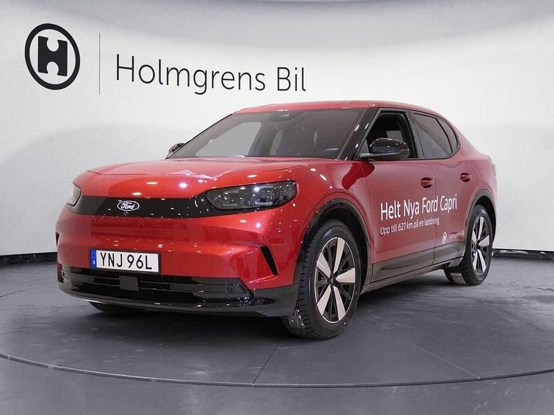 Röd (lucid red premium metallic) Begagnad 2024 Ford Capri Premium Halvkombi | 569 800 kr (Marknadspris) - Bild 1/4