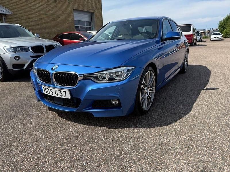 Blå Begagnad 2016 BMW 330 M Sport Sedan | 259 500 kr (Marknadspris) - Bild 1/4