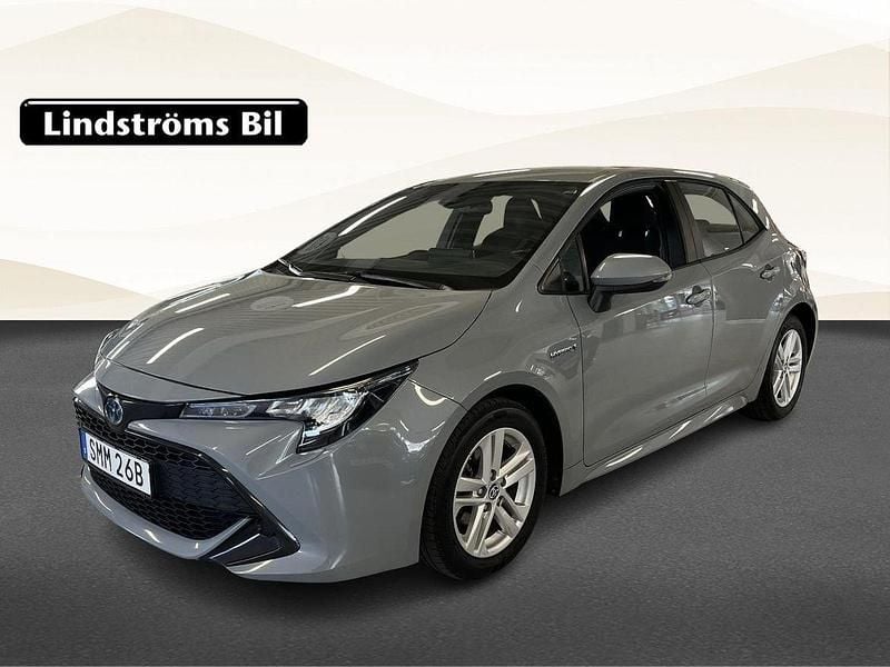 Grå Begagnad 2021 Toyota Corolla Hybrid Active Halvkombi | 214 900 kr (Marknadspris) - Bild 1/3