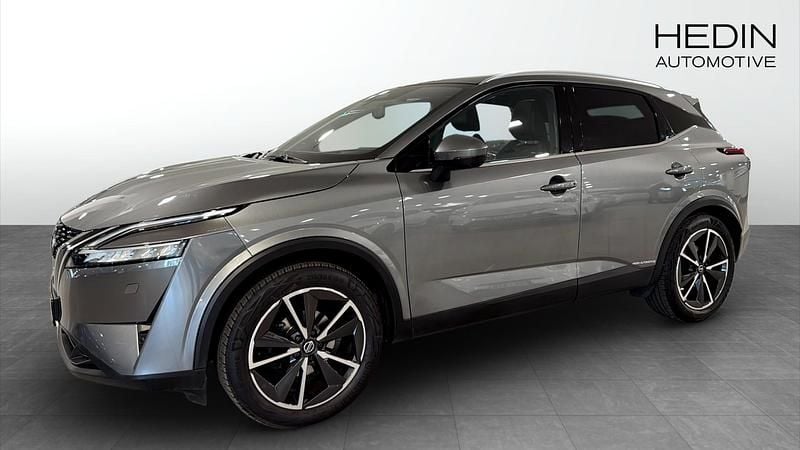 Grå (grey) Begagnad 2022 Nissan Qashqai Tekna+ SUV | 279 900 kr (Marknadspris) - Bild 1/4