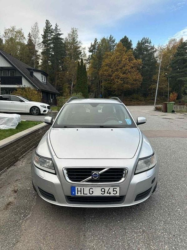 Grå Begagnad 2009 Volvo V50 Kinetic Kombi | 44 500 kr (Marknadspris) - Bild 1/4