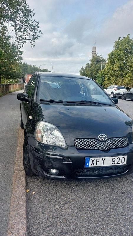 Svart Begagnad 2005 Toyota Yaris Halvkombi | 30 000 kr (Bra pris) - Bild 1/4