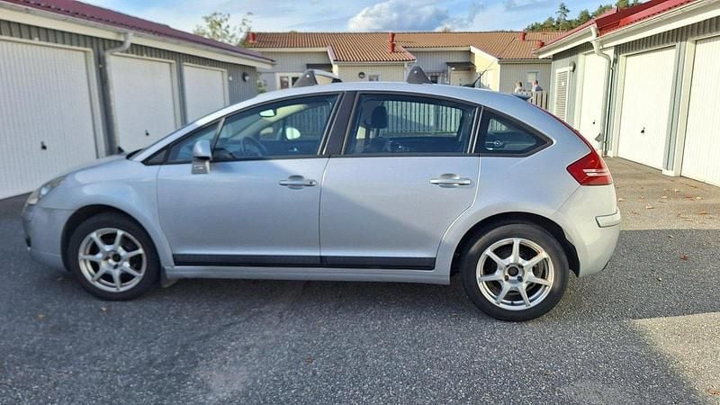 Silver Begagnad 2008 Citroën C4 Halvkombi | 23 000 kr (Marknadspris) - Bild 1/4