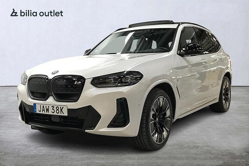 Vit Begagnad 2024 BMW iX3 SUV | 599 900 kr (Lite dyr) - Bild 1/3