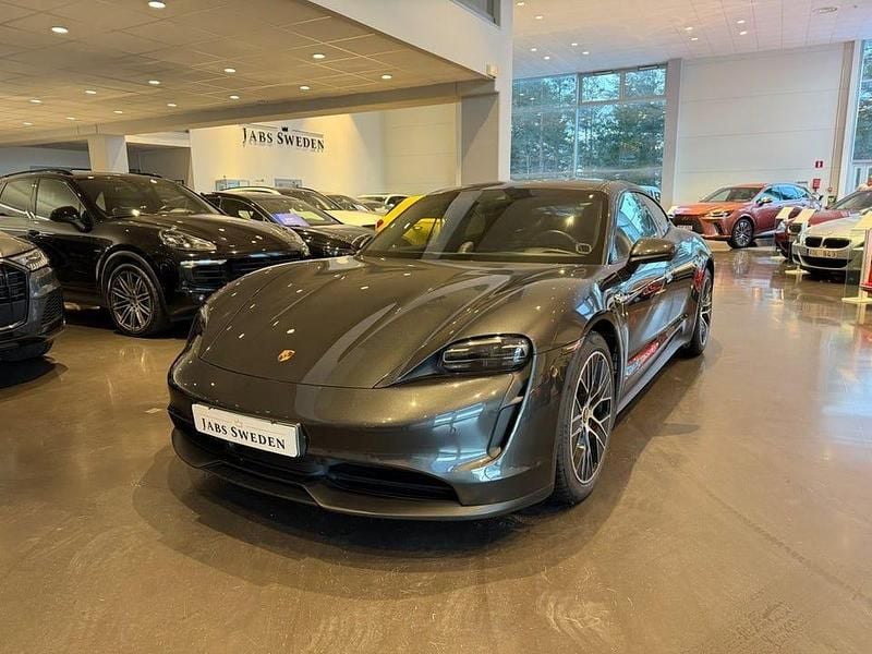 Volcano grå metallic Begagnad 2021 Porsche Taycan 4S Sedan | 699 900 kr (Marknadspris) - Bild 1/4