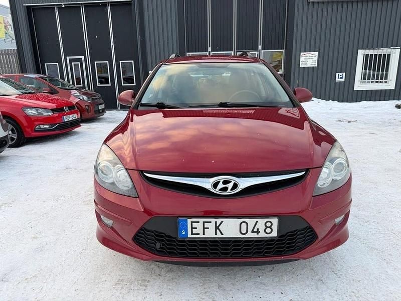 Mörkröd Begagnad 2010 Hyundai i30 Select Kombi | 49 990 kr (Marknadspris) - Bild 1/4