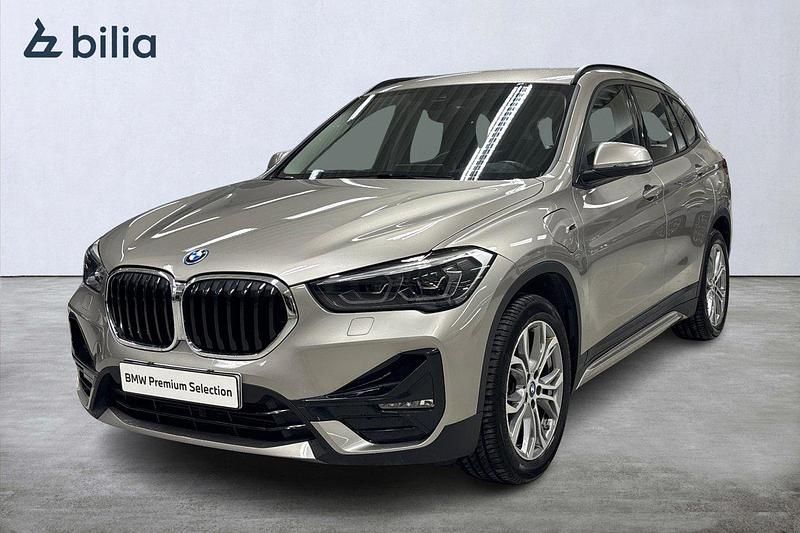 Silver (kaschmir silver metallic ) Begagnad 2022 BMW X1 Sport Line SUV | 329 900 kr (Marknadspris) - Bild 1/4