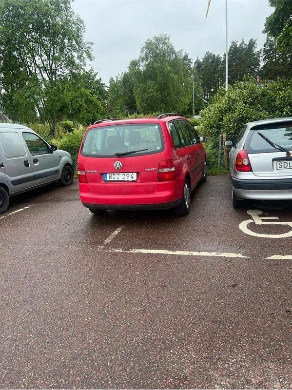 Röd Begagnad 2004 VW Touran Minibuss | 28 000 kr - Bild 1/4