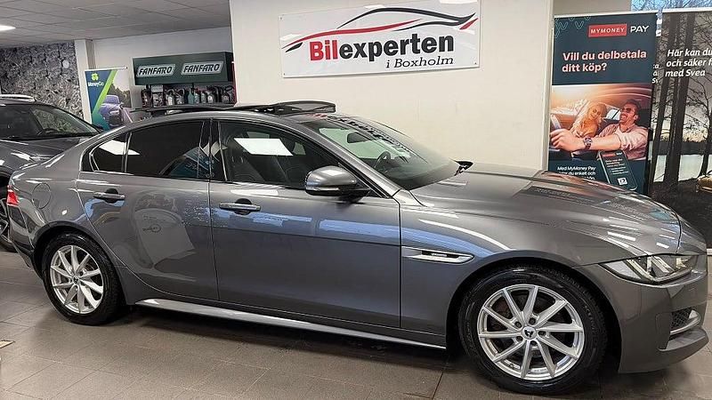 Begagnad Jaguar XE R-Sport 180 HK (132 kW) 2017 Grå Sedan