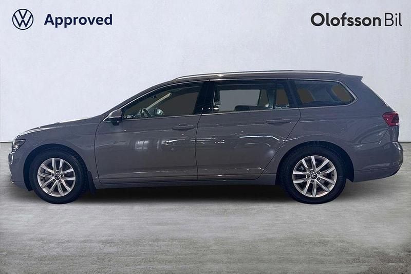 Grå Begagnad 2023 VW Passat Business Kombi | 309 000 kr (Marknadspris) - Bild 1/3