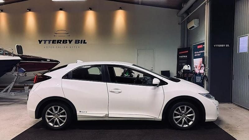 Begagnad Honda Civic Comfort 99 HK (72 kW) 2015 Vit Halvkombi