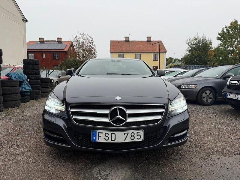 Mörkgrå (grå) Begagnad 2011 Mercedes CLS350 Sportkupé | 179 500 kr (Dyr) - Bild 1/4