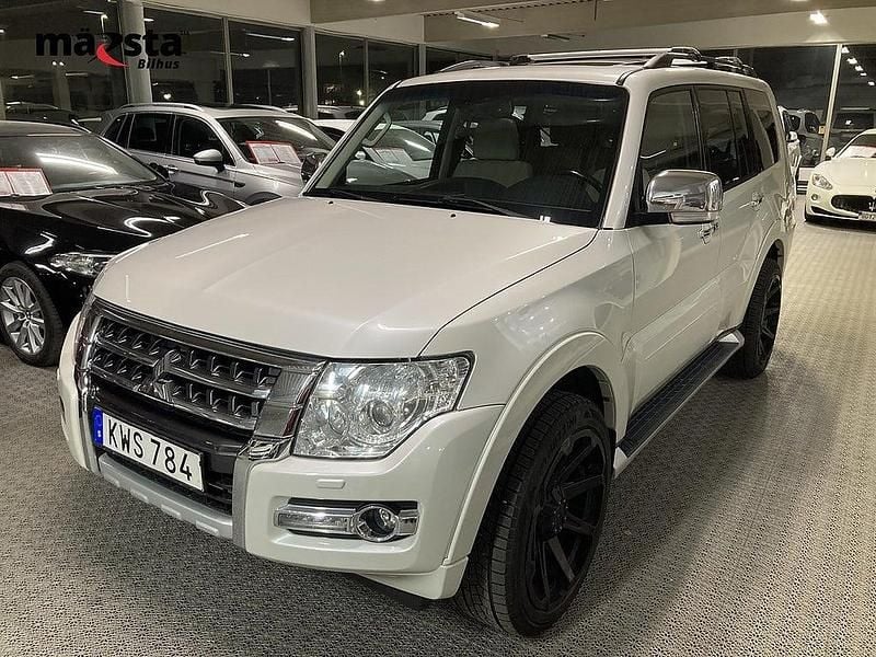 Vit Begagnad 2015 Mitsubishi Pajero SUV | 309 000 kr (Marknadspris) - Bild 1/4