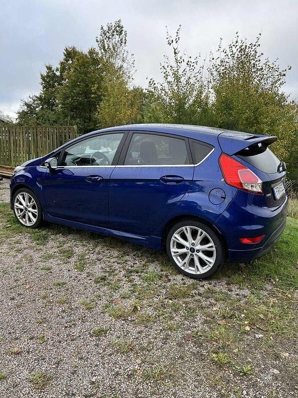 Blå Begagnad 2015 Ford Fiesta Titanium Halvkombi | 79 000 kr (Marknadspris) - Bild 1/4