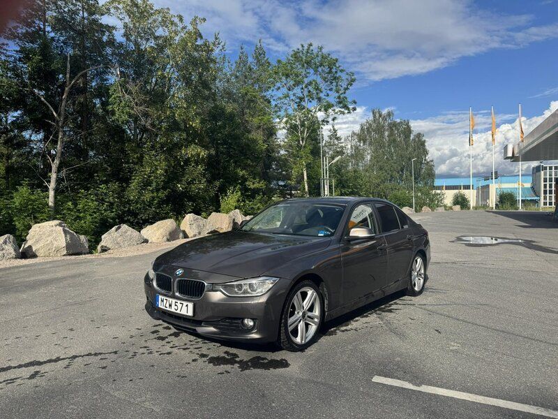 Brun Begagnad 2013 BMW 320 M Sport Sedan | 109 000 kr (Superpris) - Bild 1/4
