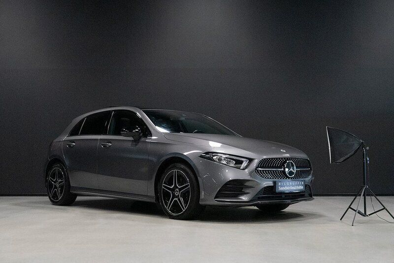 Mörkgrå Begagnad 2022 Mercedes A250 Advanced Halvkombi | 369 000 kr (Marknadspris) - Bild 1/4