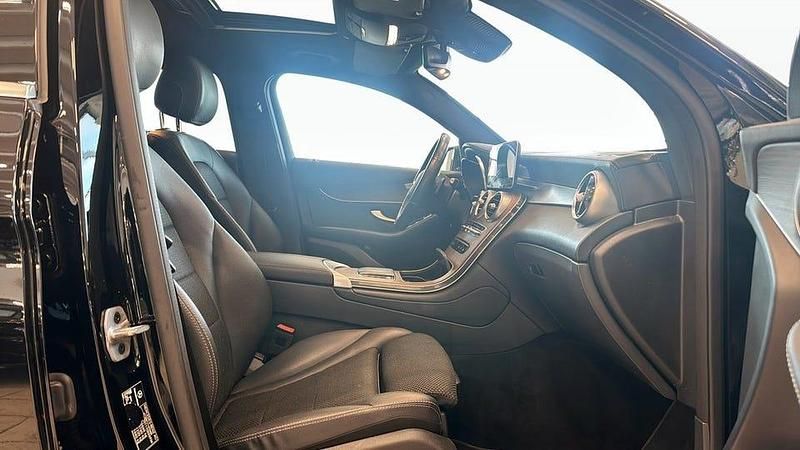 Begagnad Mercedes GLC300e 194 HK (142 kW) 2022 Svart Sportkupé