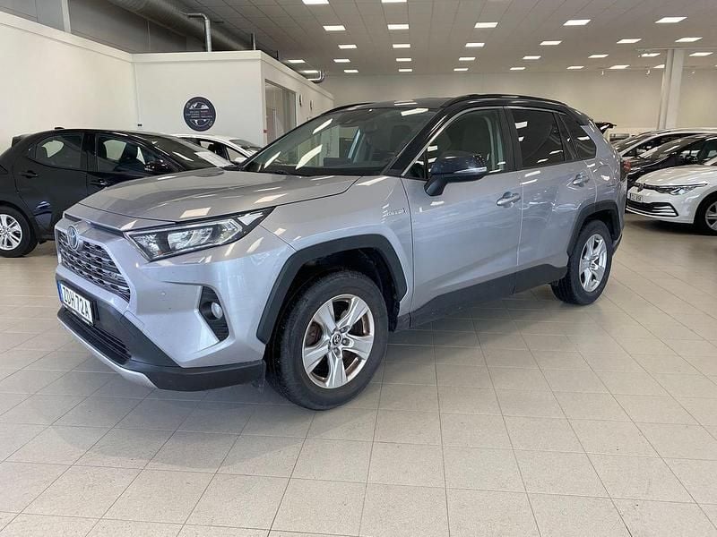 Silver Begagnad 2020 Toyota RAV4 Hybrid Active SUV | 329 900 kr (Marknadspris) - Bild 1/4