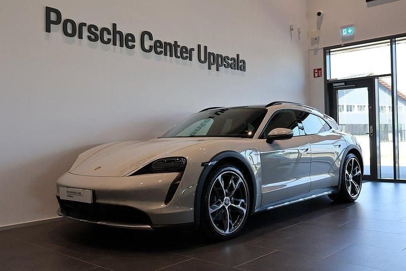 Ljusgrå Begagnad 2022 Porsche Taycan Cross Turismo Sedan | 735 000 kr (Marknadspris) - Bild 1/4