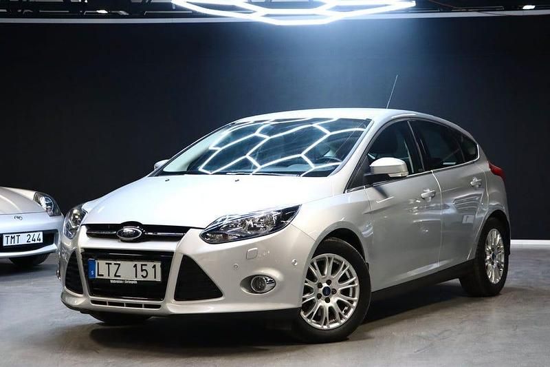 Grå Begagnad 2011 Ford Focus Titanium Halvkombi | 119 900 kr (Dyr) - Bild 1/4