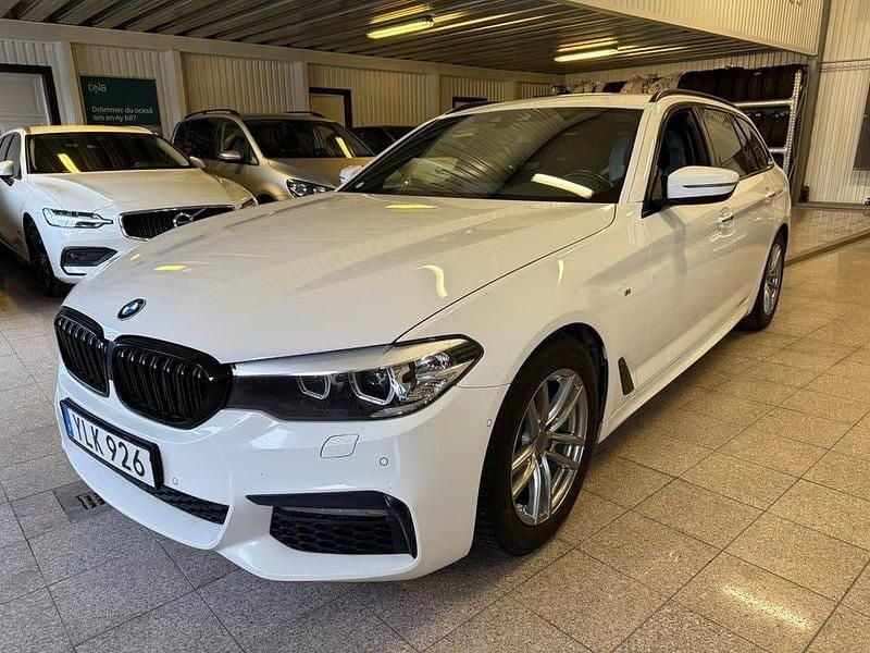 Vit Begagnad 2018 BMW 520 M Sport Kombi | 249 900 kr (Marknadspris) - Bild 1/4