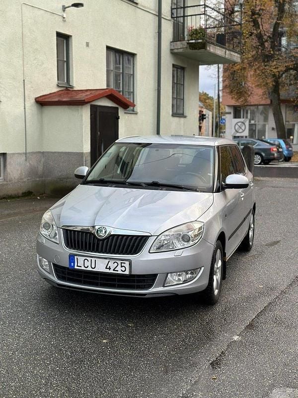 Silver Begagnad 2011 Skoda Fabia Elegance Halvkombi | 38 000 kr (Marknadspris) - Bild 1/4