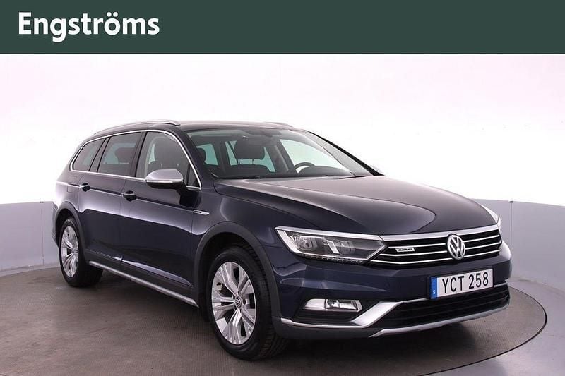 Mörkblå (night blue metallic) Begagnad 2016 VW Passat Alltrack Kombi | 185 000 kr (Marknadspris) - Bild 1/4