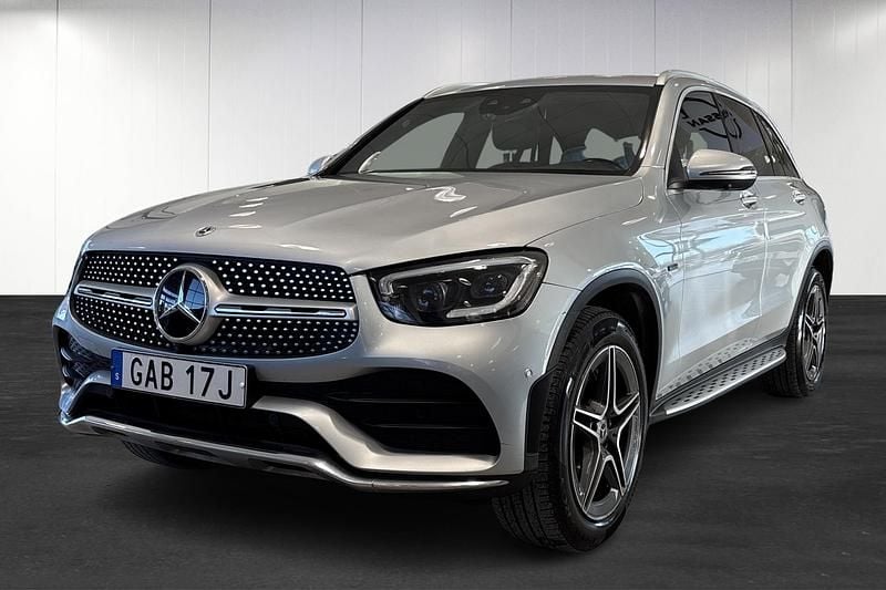 Silver Begagnad 2020 Mercedes GLC300e AMG SUV | 349 900 kr (Marknadspris) - Bild 1/4