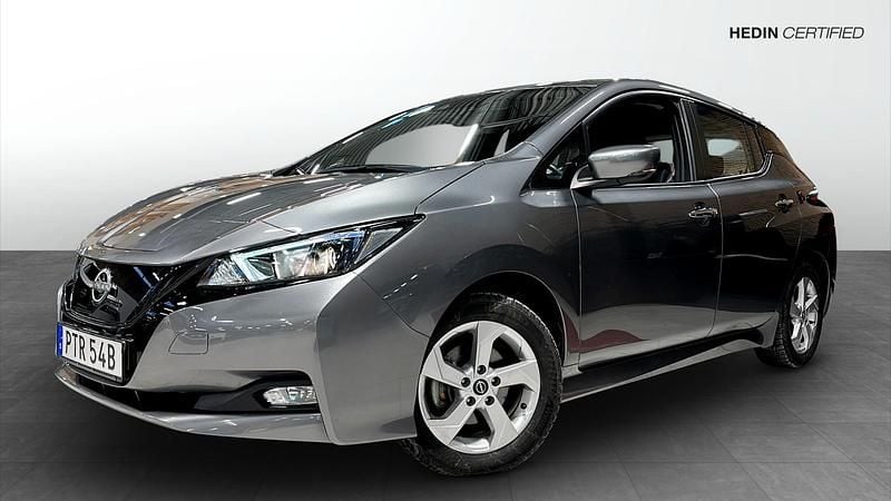 Grå Begagnad 2023 Nissan Leaf Acenta Halvkombi | 189 900 kr (Marknadspris) - Bild 1/4