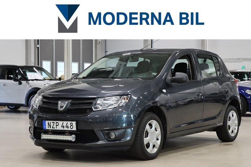 Mörkgrå Begagnad 2016 Dacia Sandero Halvkombi | 84 900 kr (Marknadspris) - Bild 1/4