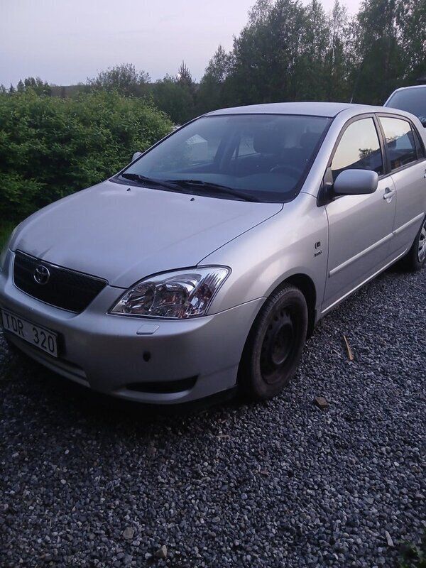 Silver Begagnad 2002 Toyota Corolla Halvkombi | 35 000 kr (Marknadspris) - Bild 1/3