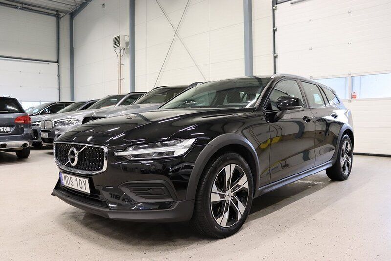 Svart Begagnad 2021 Volvo V60 CC Momentum Kombi | 389 400 kr (Lite dyr) - Bild 1/4