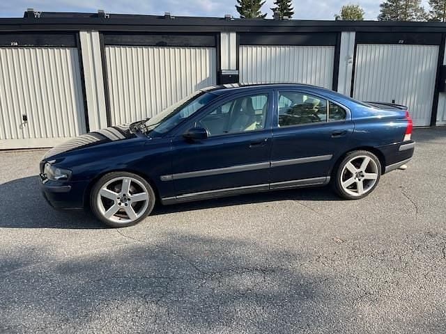 Blå Begagnad 2004 Volvo S60 Business Edition Sedan | 52 000 kr (Marknadspris) - Bild 1/3