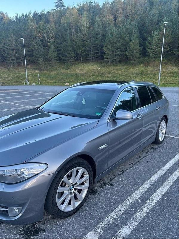 Grå Begagnad 2012 BMW 525 Sport Line Kombi | 134 900 kr (Bra pris) - Bild 1/4
