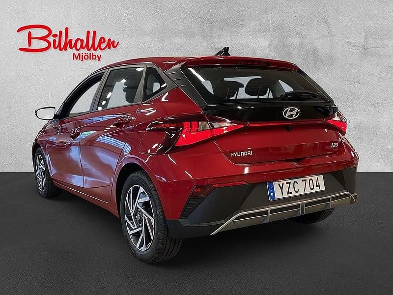 Begagnad Hyundai i20 Essential 84 HK (61 kW) 2024 Röd Halvkombi