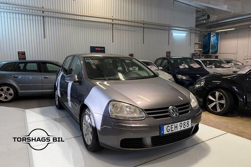 Mörkgrå (grå) Begagnad 2008 VW Golf Trendline Halvkombi | 49 900 kr (Lite dyr) - Bild 1/3