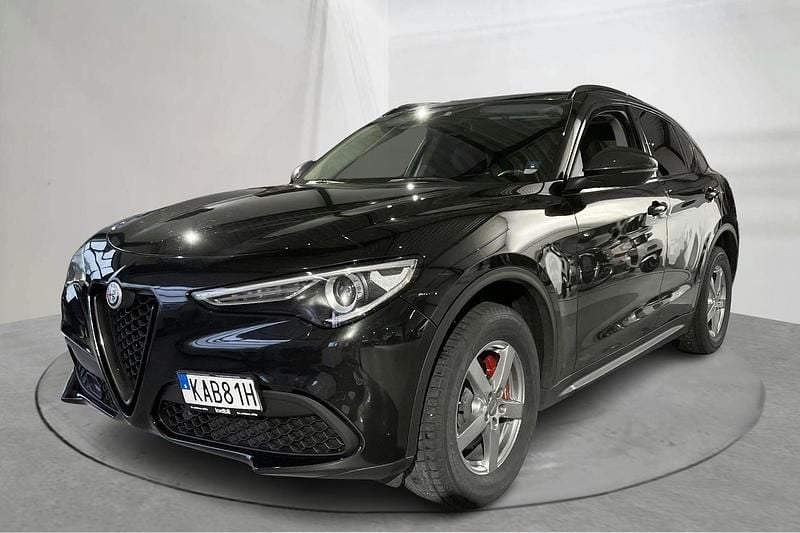 Svart Begagnad 2019 Alfa Romeo Stelvio Tech Edition SUV | 269 000 kr (Bra pris) - Bild 1/4