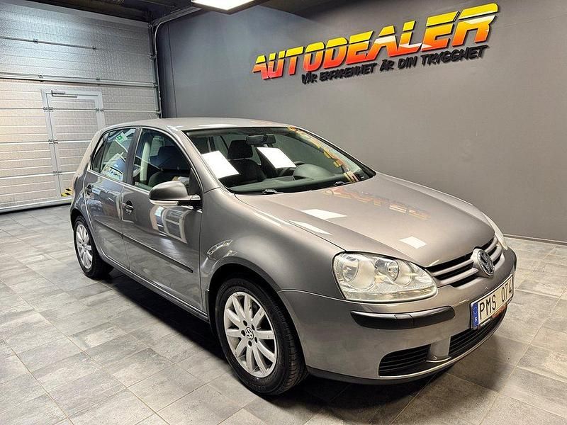 Mörkgrå (grå) Begagnad 2006 VW Golf V Trendline Halvkombi | 39 899 kr (Marknadspris) - Bild 1/4