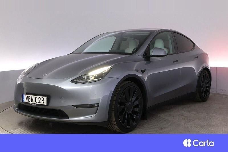 Grå Begagnad 2024 Tesla Model Y Performance SUV | 494 900 kr (Marknadspris) - Bild 1/4
