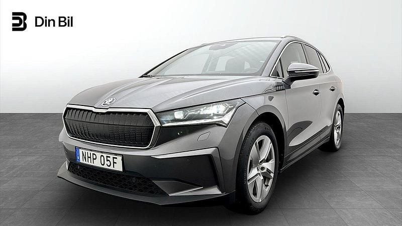 Grå (graphite grey metallic) Begagnad 2023 Skoda Enyaq iV SUV | 434 900 kr (Marknadspris) - Bild 1/4