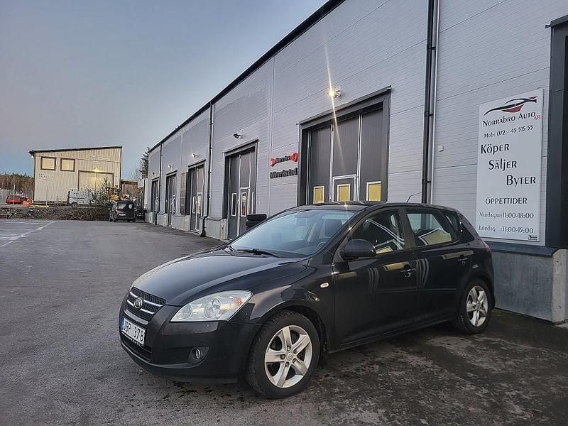 Svart Begagnad 2008 Kia Ceed EX Halvkombi | 32 899 kr (Marknadspris) - Bild 1/4