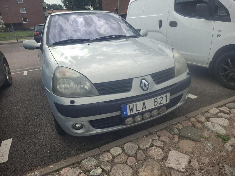 Grå Begagnad 2005 Renault Clio R.S. Halvkombi | 12 900 kr (Marknadspris) - Bild 1/4
